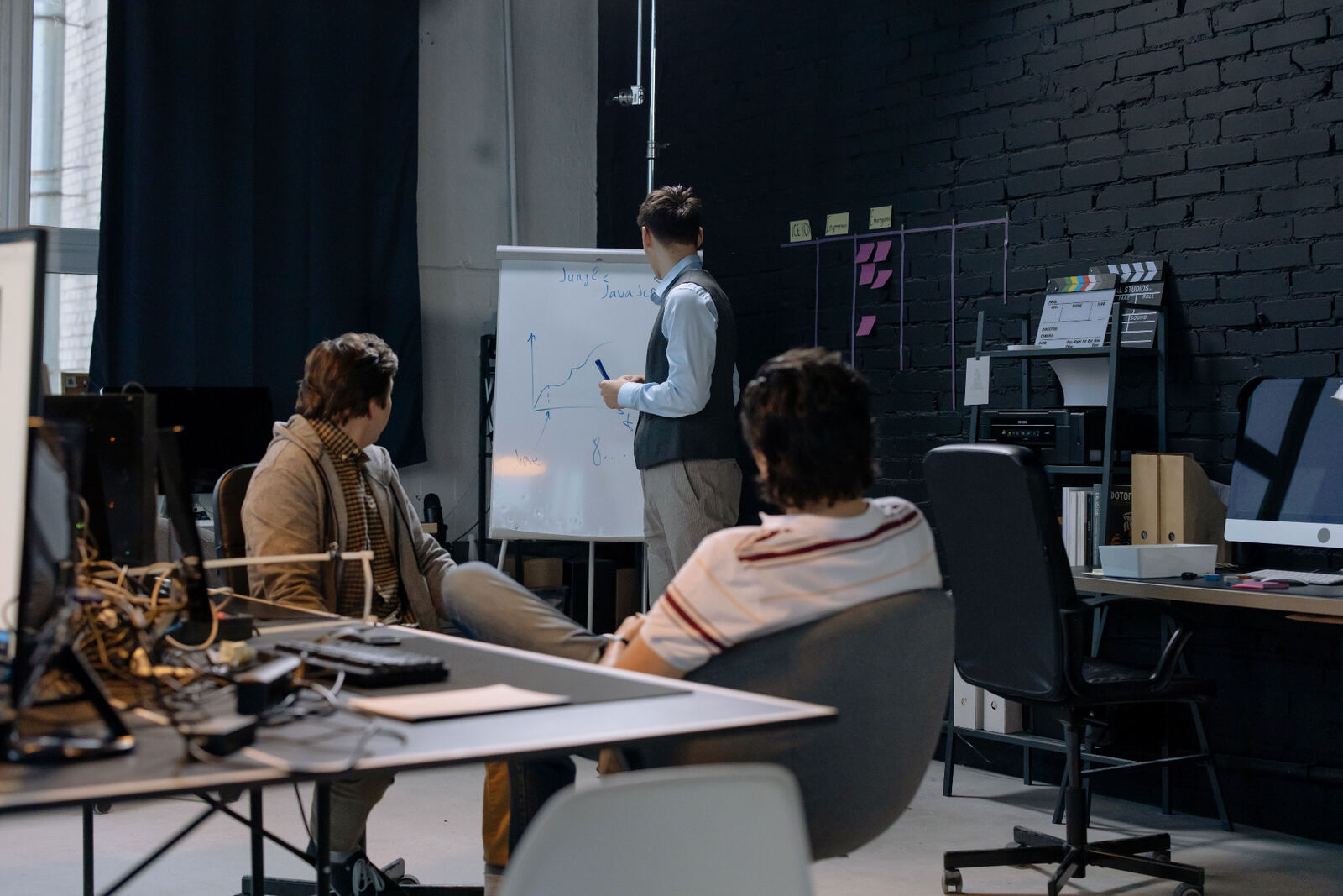 Shopware Strategie Workshop – Team analysiert Wachstumspotenziale am Whiteboard