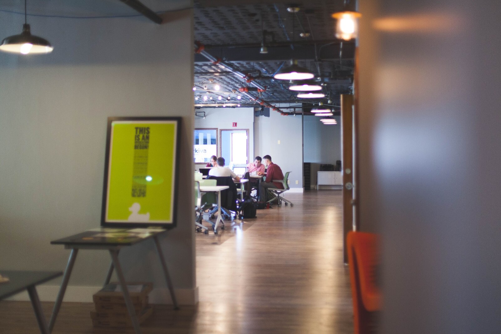 Shopware Agentur Team bei der strategischen Planung im modernen Büro