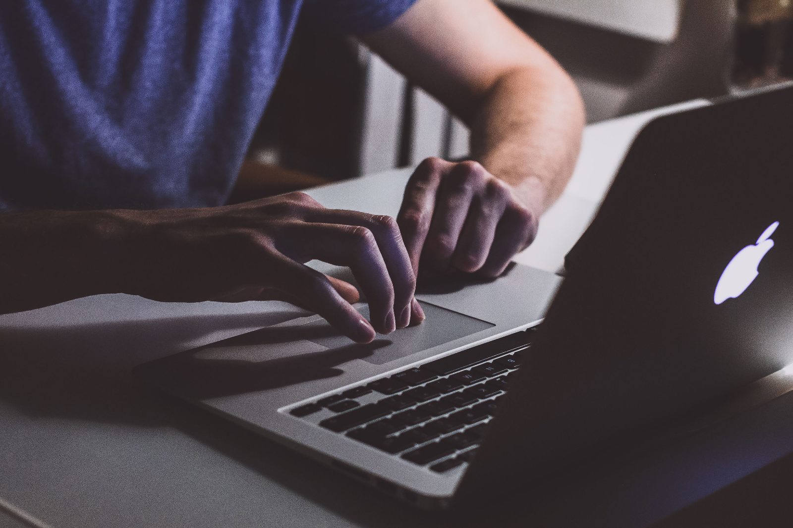 Entwickler arbeitet am Laptop an langfristigen Shopware Projekten der Allers Technology Agentur
